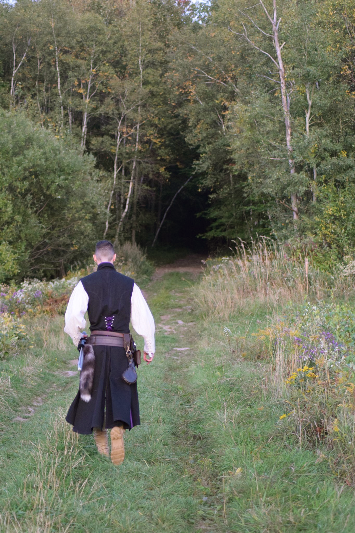 Aventurier téméraire s'avance vers l'entrée de la forêt