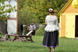 Aventurière marchant dans le centre du village