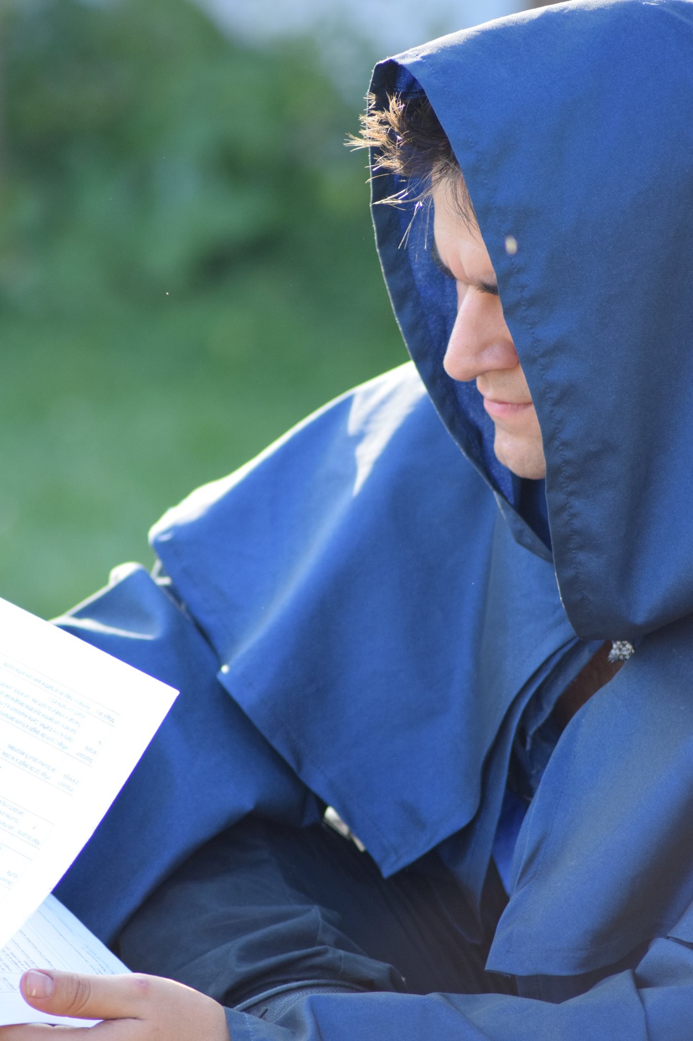 Magicien bleu en train d'étudier dans le village